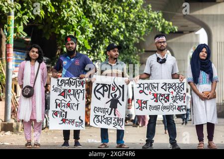 Dacca, Bangladesh. 8 luglio 2024. Il manifestante tiene i cartelli durante la dimostrazione. Gli studenti universitari del Bangladesh e i richiedenti lavoro hanno protestato chiedendo che le quote per i posti di lavoro governativi fossero vietate e che fosse ripristinata la circolare governativa del 2018 che ha abolito il sistema delle quote. Credito: SOPA Images Limited/Alamy Live News Foto Stock