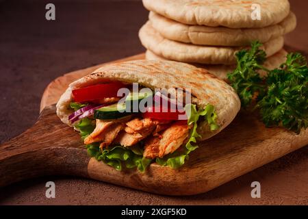 Shawarma in pita pane, pollo, con verdure, fatto in casa, niente gente Foto Stock