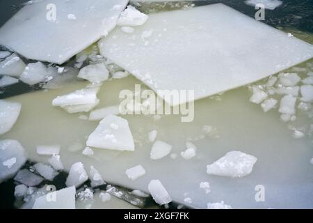 In inverno si trovano piste di ghiaccio sul fiume Elba vicino a Magdeburgo Foto Stock