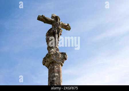 Antica croce di pietra scolpita chiamata Cruceiro. Galizia, Spagna. Angolo basso. Spazio di copia Foto Stock