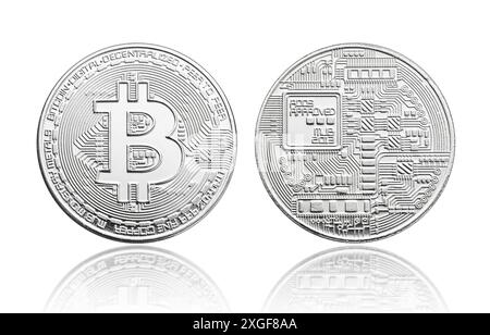 Moneta di Bitcoin argento isolata su sfondo bianco. Criptovaluta Foto Stock