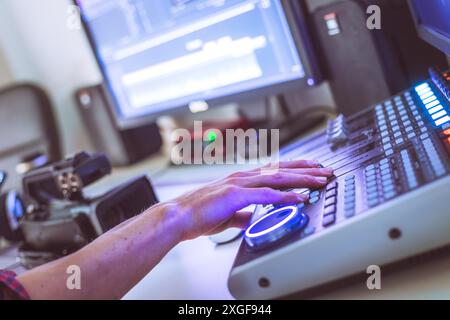 Editing video, registrazione e sala di taglio con monitor e scrivania di mixaggio audio Foto Stock