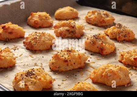 Gougeres, saporita pasta choux con formaggio, piccanti soffici francesi fatti in casa Foto Stock