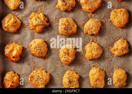 Gougeres, saporita pasta choux con formaggio, piccanti puffs francesi fatti in casa, sparato dalla cima Foto Stock