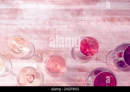 Bicchieri da vino, foto a sovrapposizione piatta con spazio per la copia, immagine a tonalità Foto Stock