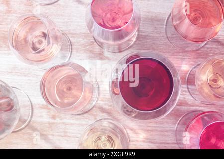 Vari vini, scattati dall'alto in calici, immagine tonificata Foto Stock