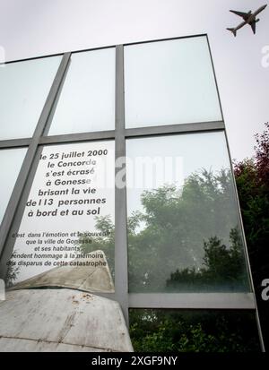 Memoriali dell'Air France Concorde che si è schiantata il 25 luglio 2000 vicino alla città francese di Gonesse a seguito di detriti che hanno rotto un serbatoio di carburante al decollo Foto Stock