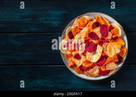 Trucioli di verdure, scattati dall'alto su uno sfondo di legno scuro con un posto per il testo Foto Stock