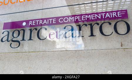 Bordeaux , Francia - 07 06 2024 : marchio agirc e arrco e facciata con cartellone testuale dell'ufficio francese del personale del settore delle pensioni complementari Foto Stock
