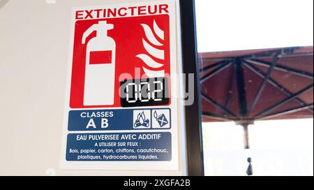 Bordeaux , Francia - 07 01 2024 : le etichette di sicurezza del pannello dei segnali di testo francese estintore indicano il codice informativo dell'estintore Foto Stock