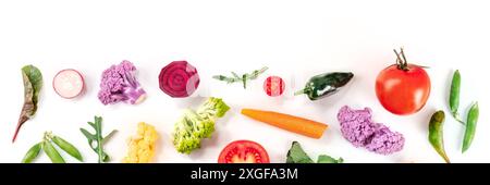 Insalata di verdure panorama con un posto per il testo. Molte verdure fresche, sparate dall'alto in una composizione piatta su uno sfondo bianco Foto Stock