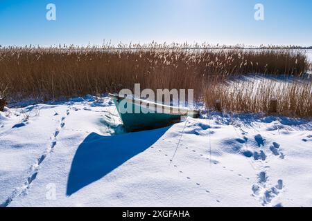 Barca da pesca a Wieck am Bodden sul Fischland-Darss in inverno Foto Stock