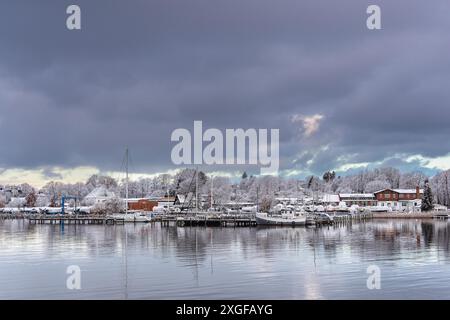 Vista dal porto cittadino attraverso il Warnow a Gehlsdorf nella città anseatica di Rostock in inverno Foto Stock