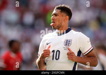 DUSSELDORF, GERMANIA - 06 LUGLIO: L'Inghilterra Jude Bellingham reagisce durante i quarti di finale di UEFA EURO 2024 tra Inghilterra e Svizzera alla Düsseldorf Arena il 6 luglio 2024 a Dusseldorf, Germania. © diebilderwelt / Alamy Stock Foto Stock