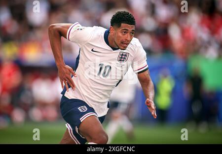 DUSSELDORF, GERMANIA - 06 LUGLIO: L'Inghilterra Jude Bellingham in azione durante i quarti di finale di UEFA EURO 2024 tra Inghilterra e Svizzera alla Düsseldorf Arena il 6 luglio 2024 a Dusseldorf, Germania. © diebilderwelt / Alamy Stock Foto Stock