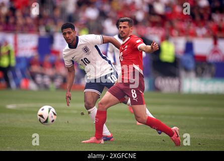 DUSSELDORF, GERMANIA - 06 LUGLIO: Jude Bellingham d'Inghilterra affronta con la Svizzera Remo Freuler durante i quarti di finale di UEFA EURO 2024 tra Inghilterra e Svizzera alla Düsseldorf Arena il 6 luglio 2024 a Dusseldorf, Germania. © diebilderwelt / Alamy Stock Foto Stock