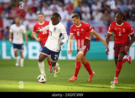 DUSSELDORF, GERMANIA - 06 LUGLIO: L'Inghilterra Eberechi Eze affronta con la Svizzera Remo Freuler durante i quarti di finale di UEFA EURO 2024 tra Inghilterra e Svizzera alla Düsseldorf Arena il 6 luglio 2024 a Dusseldorf, Germania. © diebilderwelt / Alamy Stock Foto Stock