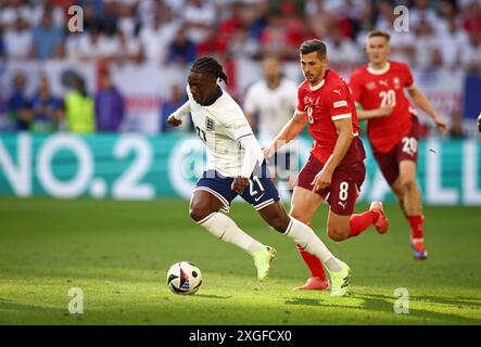 DUSSELDORF, GERMANIA - 06 LUGLIO: L'Inghilterra Eberechi Eze affronta con la Svizzera Remo Freuler durante i quarti di finale di UEFA EURO 2024 tra Inghilterra e Svizzera alla Düsseldorf Arena il 6 luglio 2024 a Dusseldorf, Germania. © diebilderwelt / Alamy Stock Foto Stock