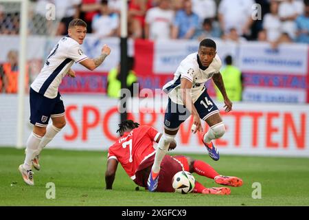 DUSSELDORF, GERMANIA - 06 LUGLIO: L'Inghilterra Ezri Konsa si batte con la Svizzera Breel Embolo durante i quarti di finale di UEFA EURO 2024 tra Inghilterra e Svizzera alla Düsseldorf Arena il 6 luglio 2024 a Dusseldorf, Germania. © diebilderwelt / Alamy Stock Foto Stock