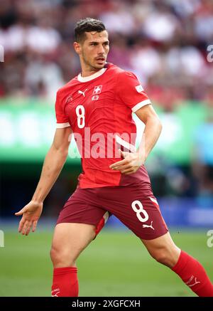 DUSSELDORF, GERMANIA - 06 LUGLIO: La Svizzera Remo Freuler reagisce durante i quarti di finale di UEFA EURO 2024 tra Inghilterra e Svizzera alla Düsseldorf Arena il 6 luglio 2024 a Dusseldorf, Germania. © diebilderwelt / Alamy Stock Foto Stock