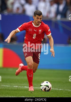 DUSSELDORF, GERMANIA - 06 LUGLIO: La Svizzera Remo Freuler corre con un pallone durante i quarti di finale di UEFA EURO 2024 tra Inghilterra e Svizzera alla Düsseldorf Arena il 6 luglio 2024 a Dusseldorf, Germania. © diebilderwelt / Alamy Stock Foto Stock