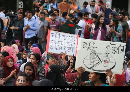 Dacca, Bangladesh. 8 luglio 2024. Studenti e aspiranti al lavoro che portano bandiere nazionali partecipano a una marcia di protesta a Dacca l'8 luglio 2024, chiedendo la fine delle quote "discriminatorie” per i posti di lavoro più ambiti del governo, compresa la prenotazione di posti per i bambini degli eroi della liberazione. Foto di Habibur Rahman/ABACAPRESS. COM credito: Abaca Press/Alamy Live News Foto Stock