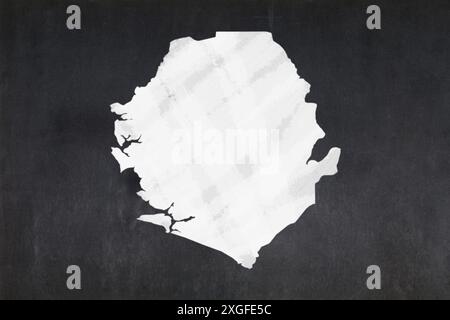 Lavagna con la mappa della Sierra Leone disegnata al centro. Foto Stock