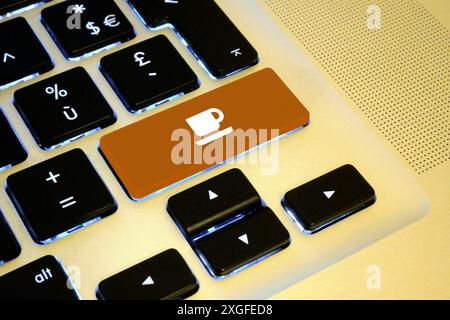 Chiave computer marrone con una casella di controllo bianca a forma di tazza di caffè. Immagine ideale per i temi della caffetteria. Foto Stock
