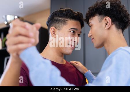 Ballare insieme, coppia gay maschile che condivide momenti intimi a casa Foto Stock