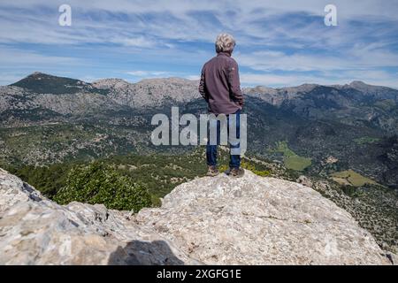 Castello di Alaro, uomo sulle rovine delle mura occidentali, Alaro, Maiorca, Isole Baleari, Spagna Foto Stock