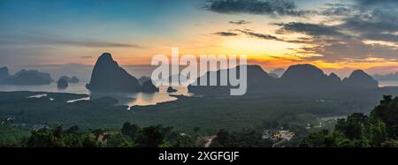 Le isole tropicali vista dell'alba al punto panoramico Samed Nang Chee con baia al mare oceano, Phang Nga Thailandia paesaggio naturale panorama Foto Stock