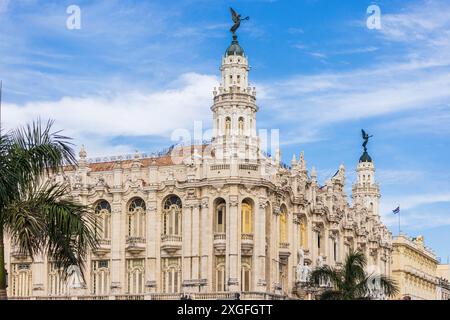 Inglaterra Hotel sotto il cielo azzurro nella Piazza centrale o nel Parque Central a l'Avana Foto Stock