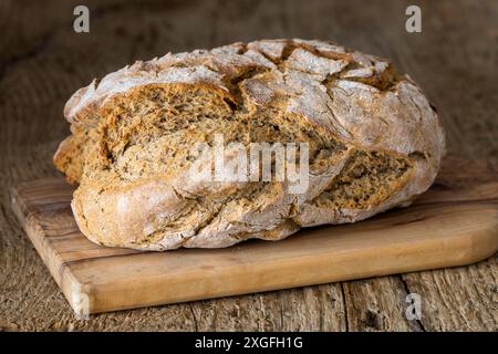 Pane di segale fatto in casa su legno Foto Stock