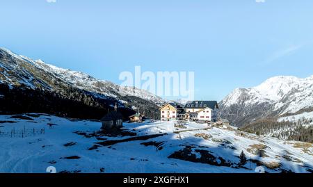 Zufallhuette in Val martello, paesaggio montano innevato, gruppo Ortler, Trento, Italia Foto Stock