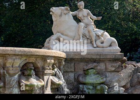 Fontana di Wittelsbach, monumentale Fontana di Wittelsbach di Adolf von Hildebrand, allegoria del potere creativo dell'acqua, scultura di un'Amazzonia su una Foto Stock