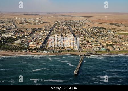 Vista aerea di Swakopmund con il molo e il deserto del Namib sulla costa atlantica, Swakopmund, Namibia Foto Stock