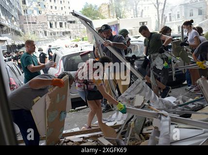 KIEV, UCRAINA - 8 LUGLIO 2024 - le persone rimuovono le macerie presso l'ospedale pediatrico specializzato nazionale Ohmatdyt attaccato dal missile crocieristico strategico russo KH-101, Kiev, capitale dell'Ucraina. Due adulti, tra cui un medico, sono stati uccisi e almeno 10 persone sono rimaste ferite all'ospedale Ohmatdyt. Foto Stock