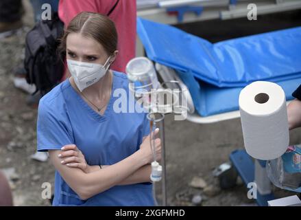 KIEV, UCRAINA - 8 LUGLIO 2024 - Un fornitore di assistenza sanitaria in un respiratore è raffigurato durante uno sforzo di risposta presso l'ospedale pediatrico specializzato nazionale Ohmatdyt attaccato dal missile crocieristico strategico KH-101 russo, Kiev, capitale dell'Ucraina. Due adulti, tra cui un medico, sono stati uccisi e almeno 10 persone sono rimaste ferite all'ospedale Ohmatdyt. Foto Stock