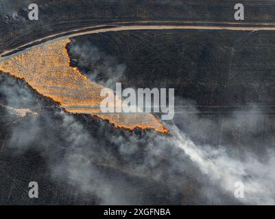 Vista aerea del fumo che si innalza dalle stoppie bruciando in un campo a Moolort nel Victoria centrale, Australia. Foto Stock