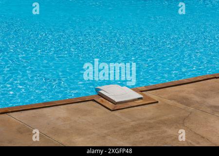 Vista aerea del filtro pulizia della piscina residenziale. Filtraggio piscina. Sistema di filtraggio. Filtraggio dell'acqua adiacente alla piscina. Foto Stock