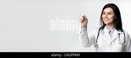 Dottoressa donna che scrive sulla lavagna Foto Stock