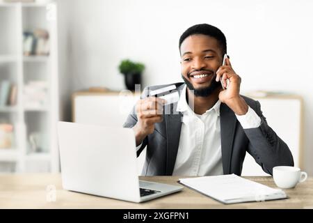 Uomo che fa un acquisto al telefono Foto Stock