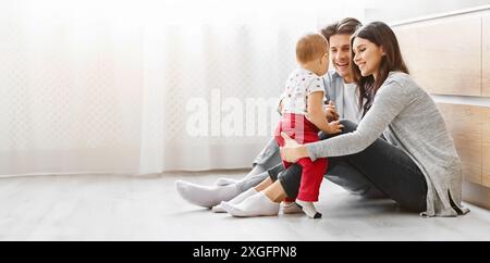Divertimento in famiglia sul piano del soggiorno Foto Stock
