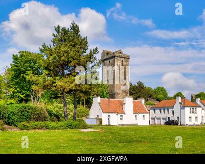 Dysart, Fife, Scozia - antico villaggio di pescatori sulla costa del Fife e torre di St Serf, tutto ciò che rimane della chiesa di St Serf. Foto Stock