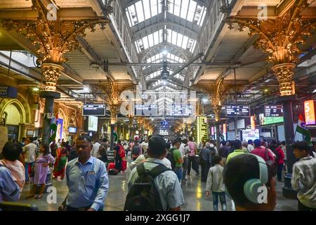 Mumbai, India - 15 aprile 2024: Persone non identificate all'interno del terminal Chhatrapati Shivaji durante le ore di punta. È una delle stazioni ferroviarie più trafficate Foto Stock