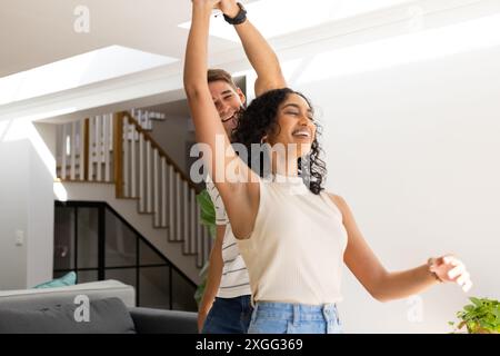 Ballare insieme, giovani coppie che si godono momenti di qualità in salotto Foto Stock