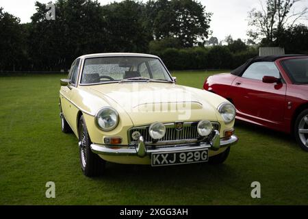 MG MGB GT 2 porte in Primrose Yellow in mostra al Banbury Car & Bike Meet del maggio 2024 Foto Stock