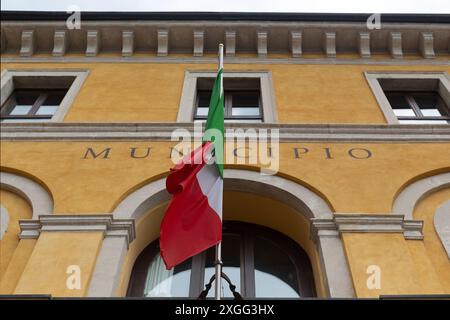 RIVA DEL GARDA, ITALIA - 14 GIUGNO 2024: Edificio municipale (Municio) con bandiera italiana Foto Stock