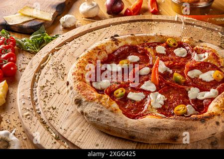 Pizza rustica fatta in casa con peperoni su tavola di legno Foto Stock