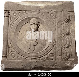 Un rilievo di pietra calcarea bizantina con raffigurazione di un santo, LIBERATO DI PROPRIETÀ Foto Stock